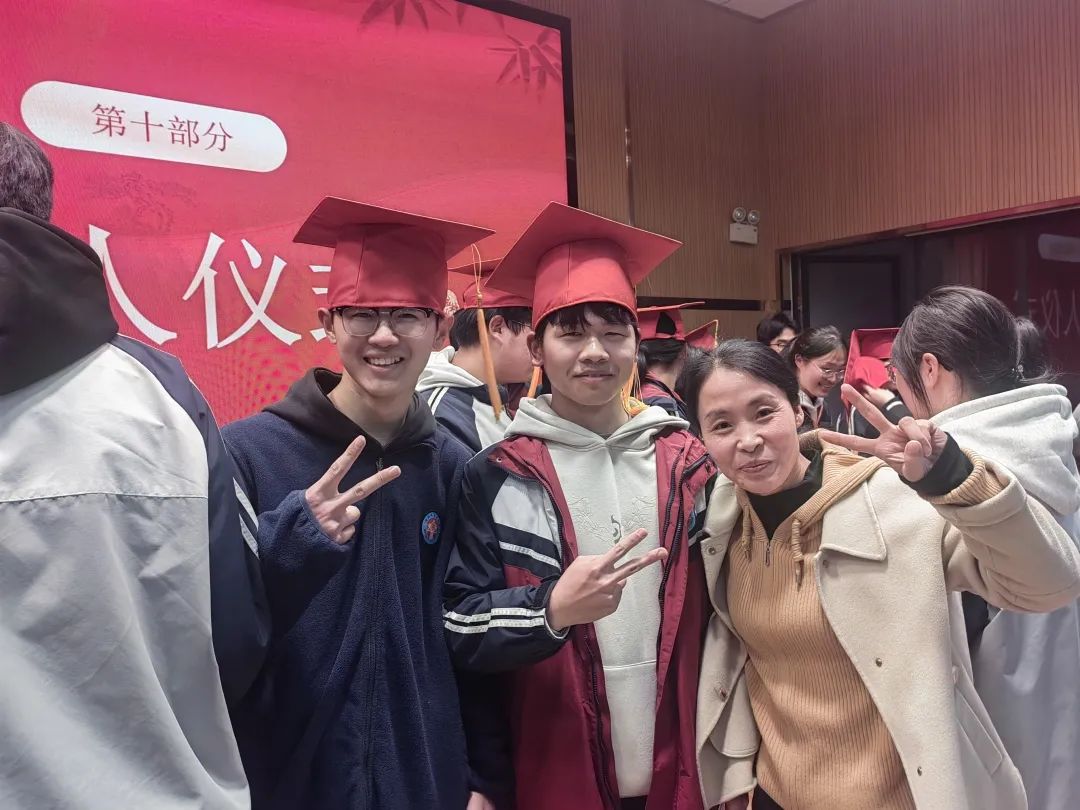 帶成人帽，送憲法.jpg