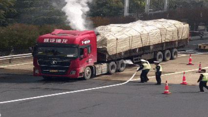 水槍滅火GIF.gif