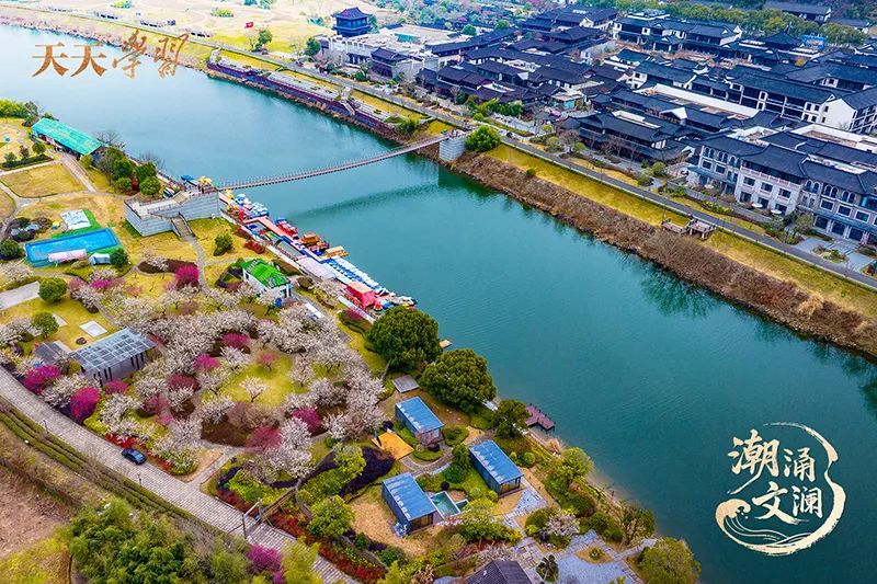 2025年2月17日，浙江紹興，嵊州市越劇小鎮(zhèn)和濕地公園梅花盛開。